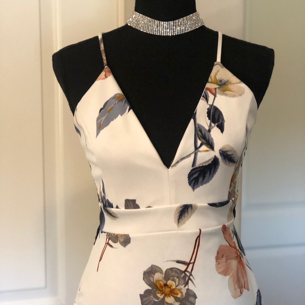 White and blue dress with floral print💐👀🤍